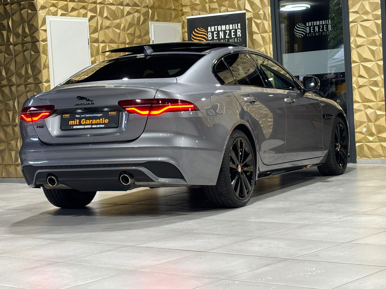 Fahrzeugabbildung Jaguar XE R-Dynamic Black/360''KAM/PANO/EXCLUSIV/MERIDI