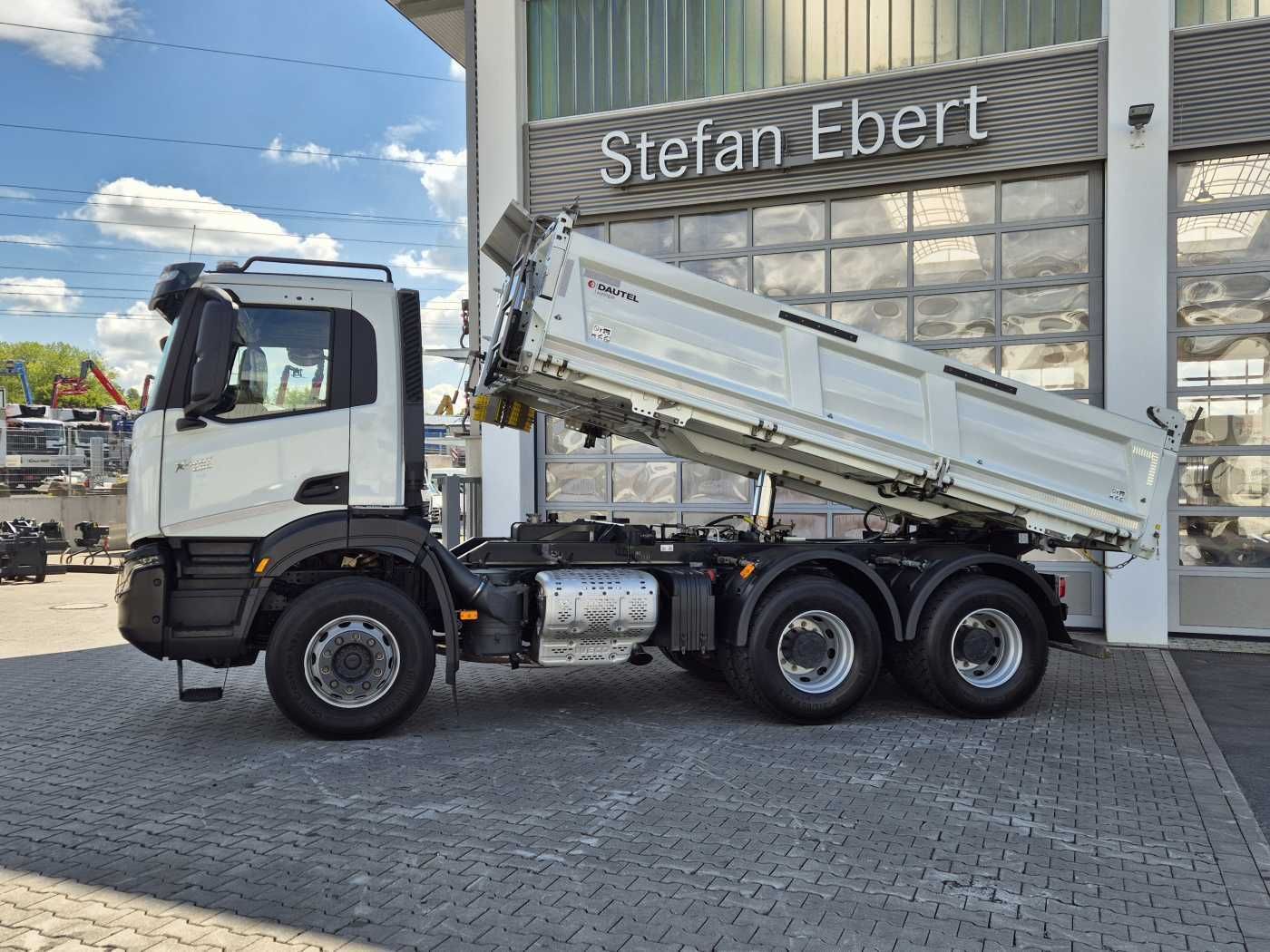Fahrzeugabbildung Iveco X-Way AD300X48Z HR 6x4 Intarder Bordmatic Kamera