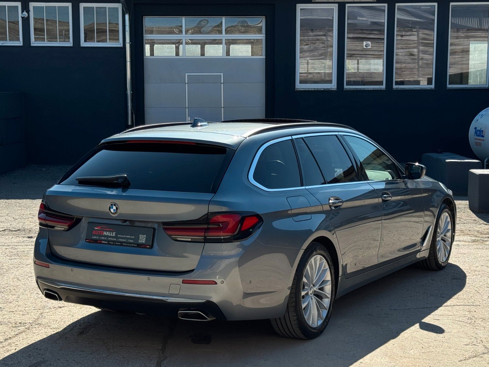 Fahrzeugabbildung BMW 520i Touring Luxury Line Pano Leder HiFi CAM AHK