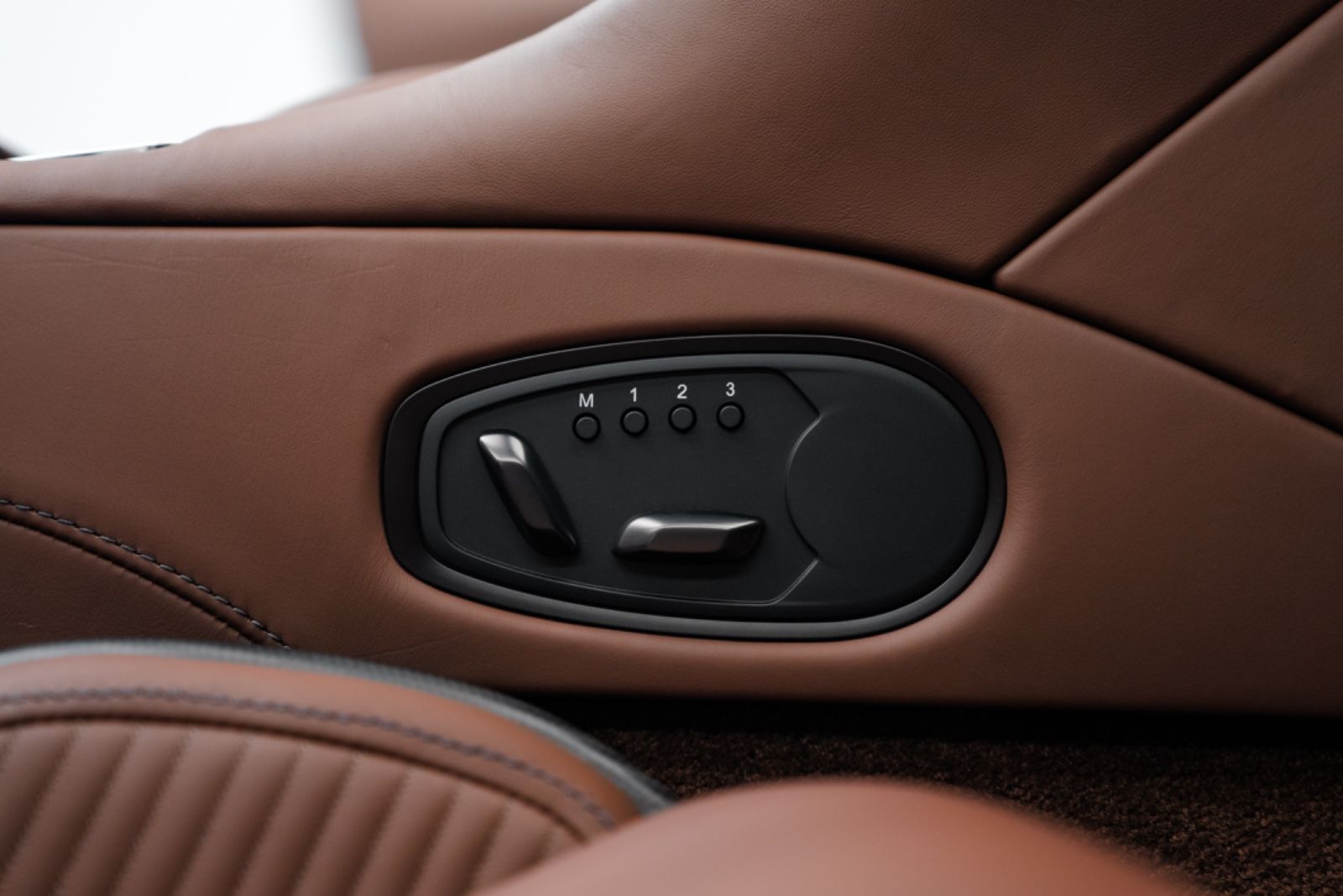 Fahrzeugabbildung Aston Martin DBS 770 Ultimate Volante 1 OF 199/CARBON/BUCKET