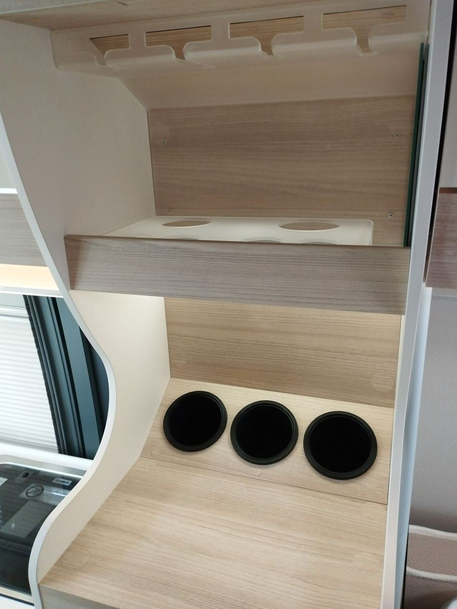 Fahrzeugabbildung Eura Mobil Van V 635 HB RFK, Captain-Chair-Sitze, Skyroof