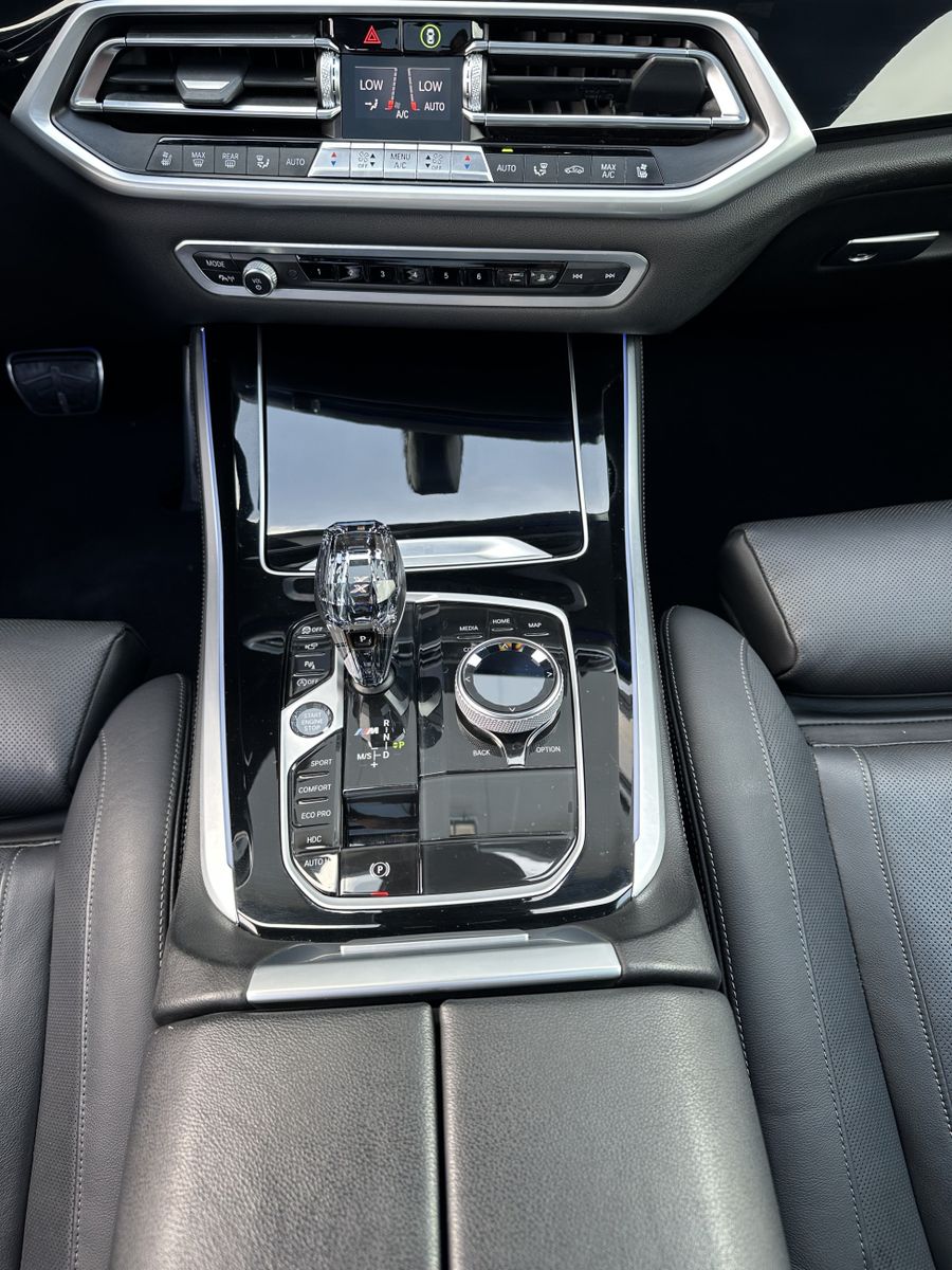 Fahrzeugabbildung BMW X5 M50i NAV+LASER+AHK+HEAD-UP+22ZO+PANO+360GRAD