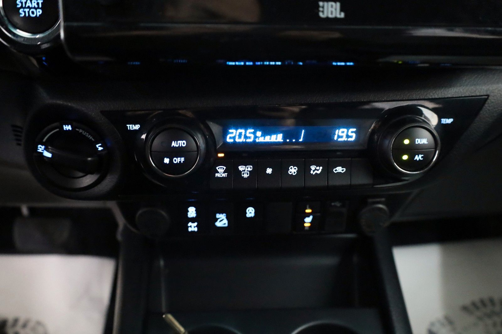 Fahrzeugabbildung Toyota Hilux 2.8 D-4D Invincible, Rollbügel, Rollo, AHK