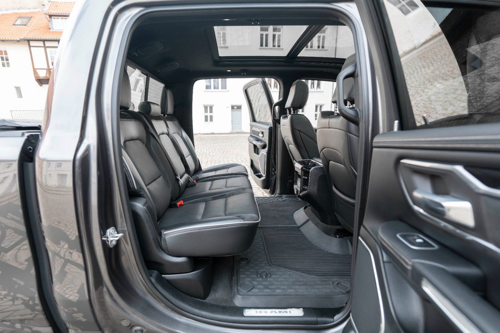 Fahrzeugabbildung Dodge RAM 5,7L Laramie CC 4X4 360° LED CARPLAY LPG AHK