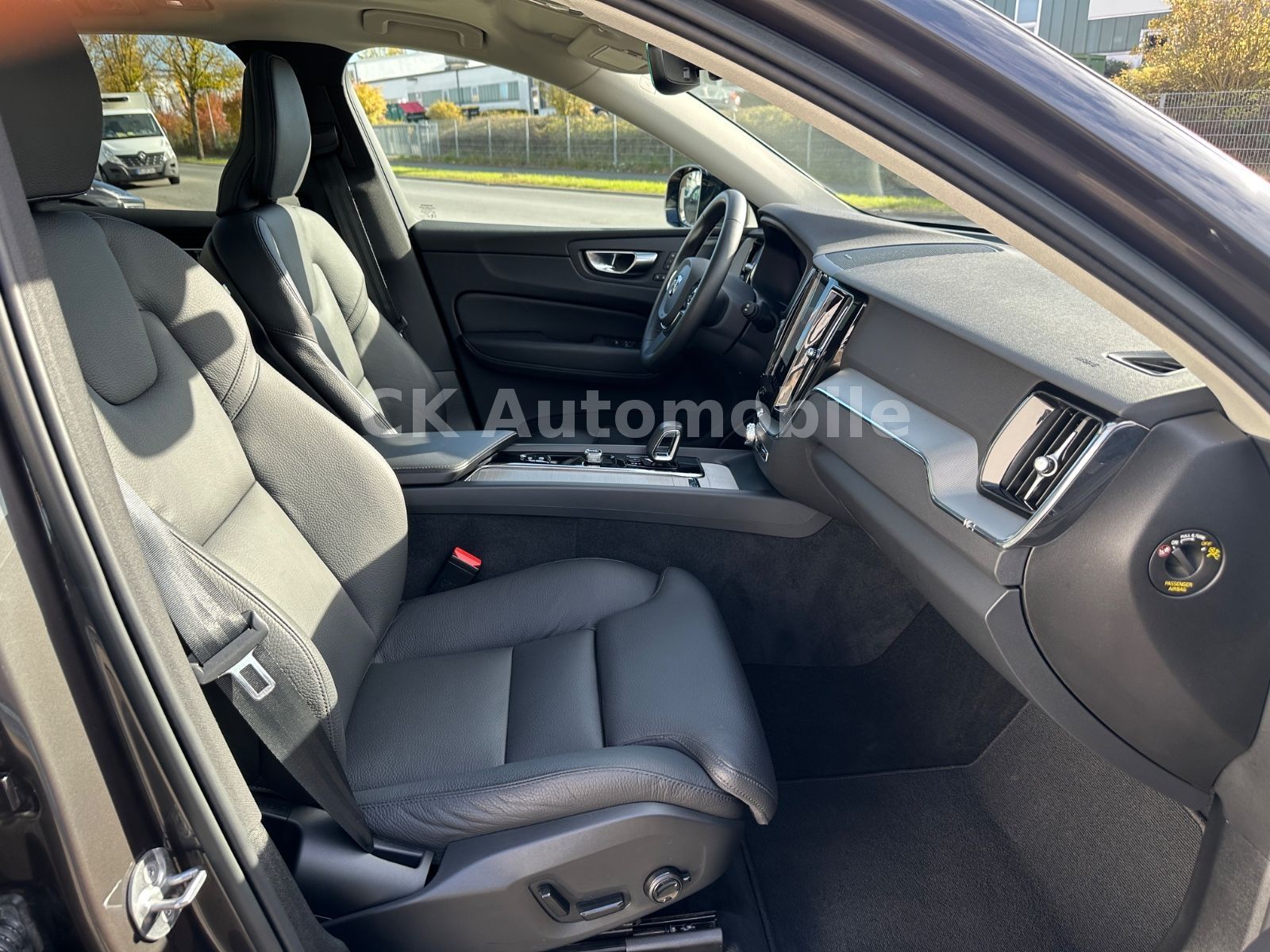 Fahrzeugabbildung Volvo XC60 B4 PlusDark AWD/BLIS/Leder/Pano/LED/360°Kam