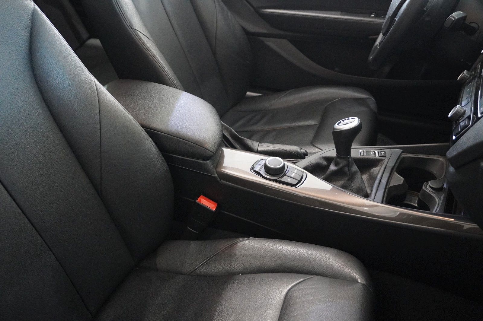Fahrzeugabbildung BMW 220i COUPE SPORT LEDER/SHZ/PDC/USB/SCHIEBEDACH