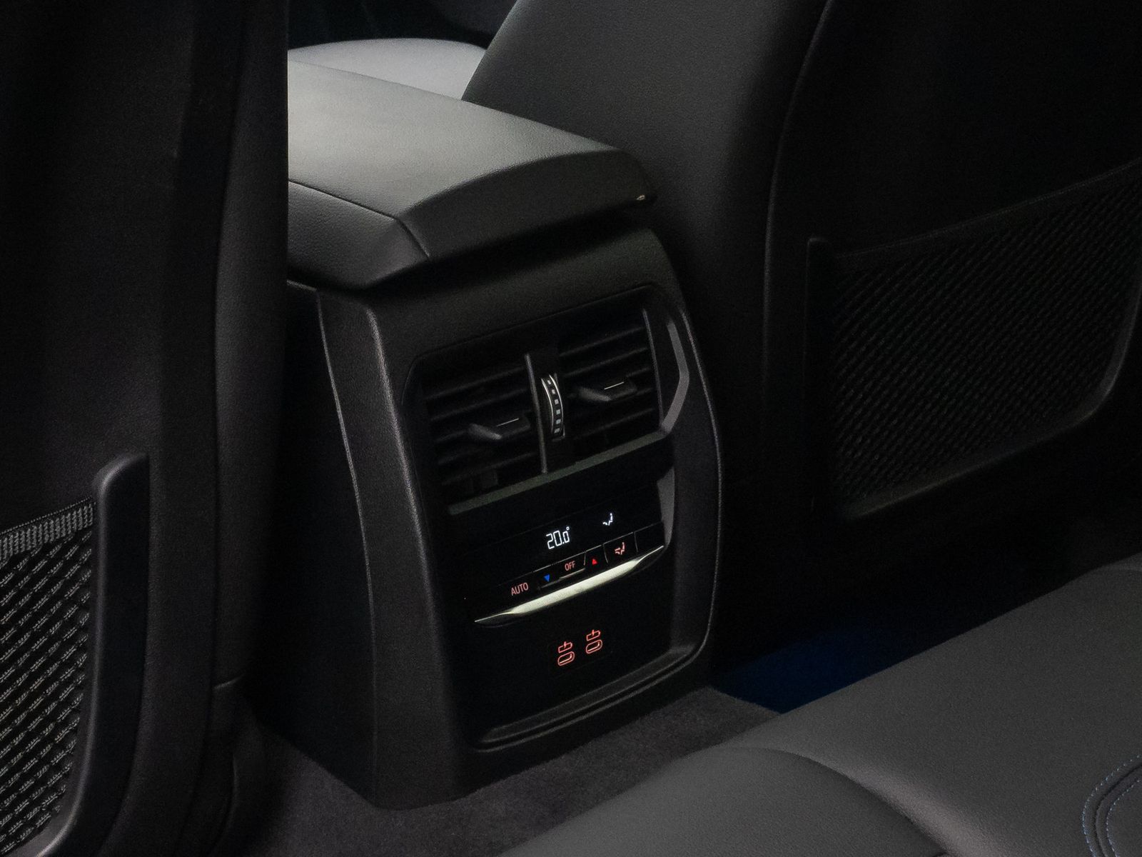 Fahrzeugabbildung BMW 330e xD MSport Kamera HUD DAB AHK Komfort 19Zoll