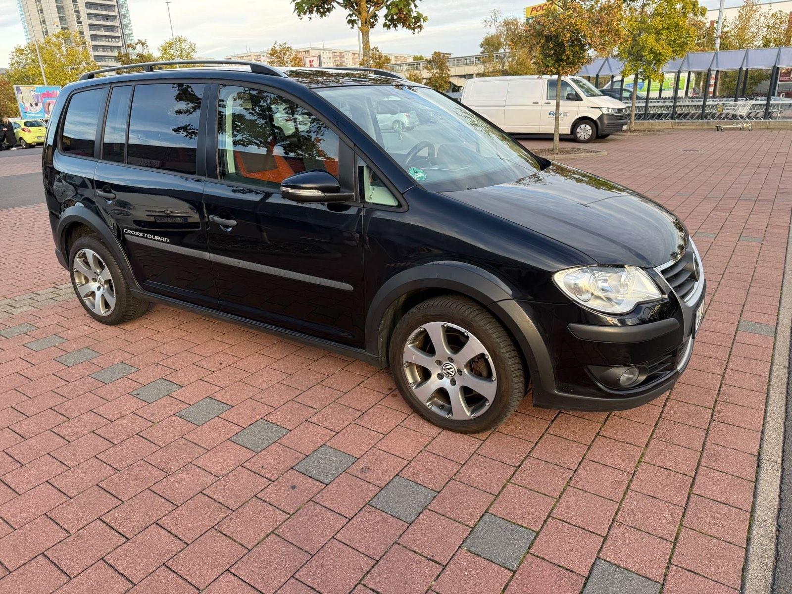 Volkswagen Touran 2010 — interior