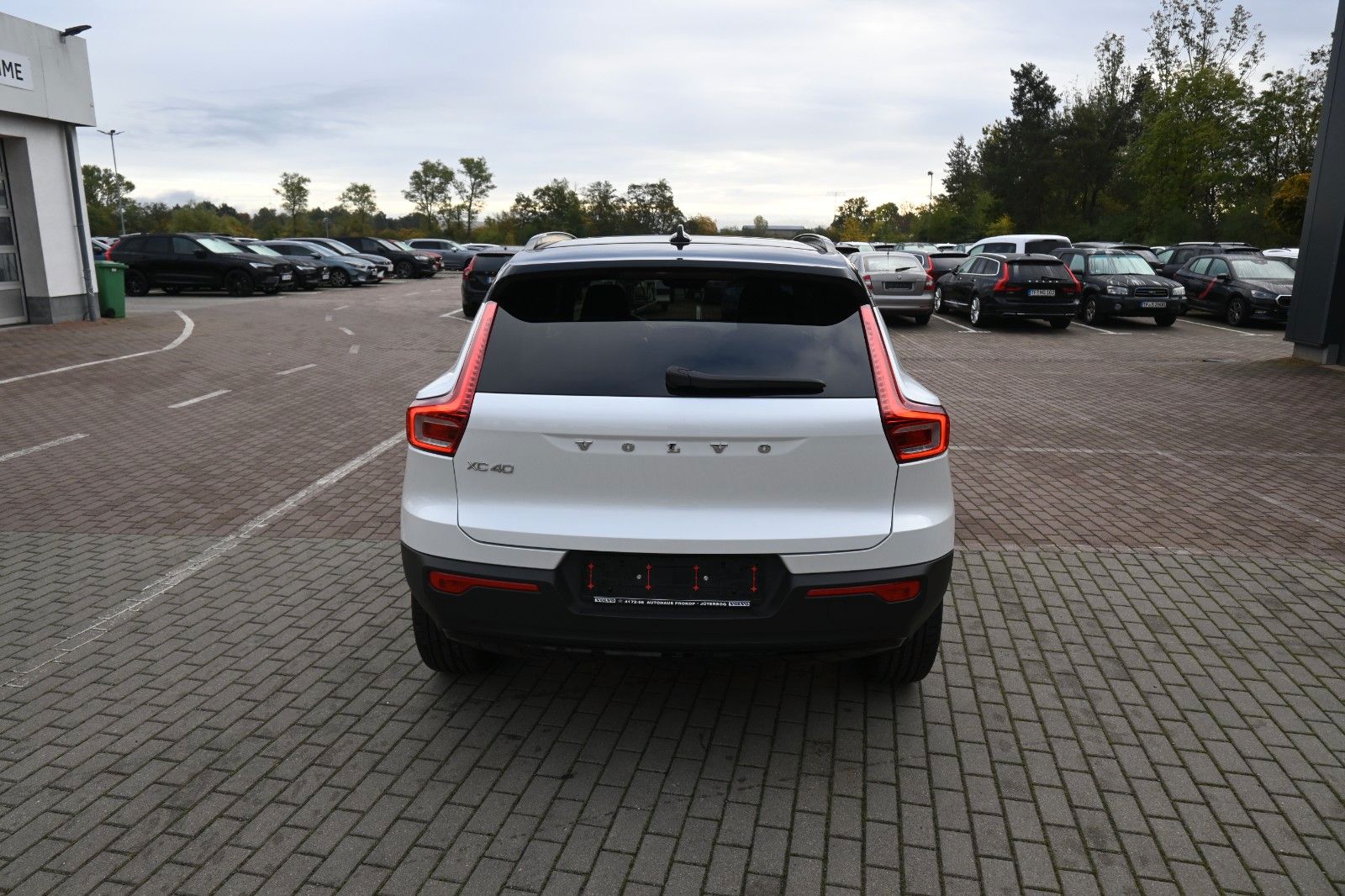 Fahrzeugabbildung Volvo XC40 T3 R Design *PANO*RFK*H&K*Leder*