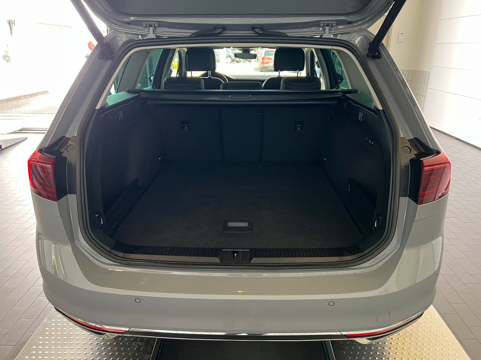 Fahrzeugabbildung Volkswagen Passat Variant Elegance 2.0 TDI DSG *AHK, IQ-Lig