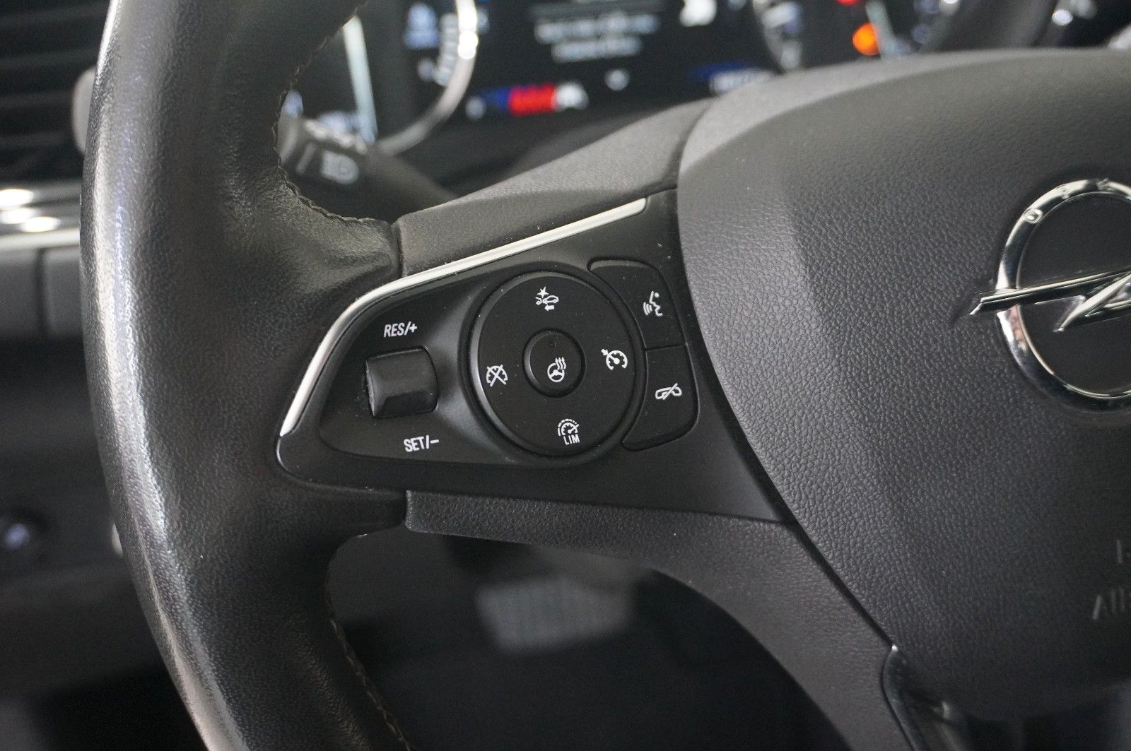 Fahrzeugabbildung Opel Insignia B ST 2.0D ELEGANCE NAVI/SH/KAMERA/SPORT