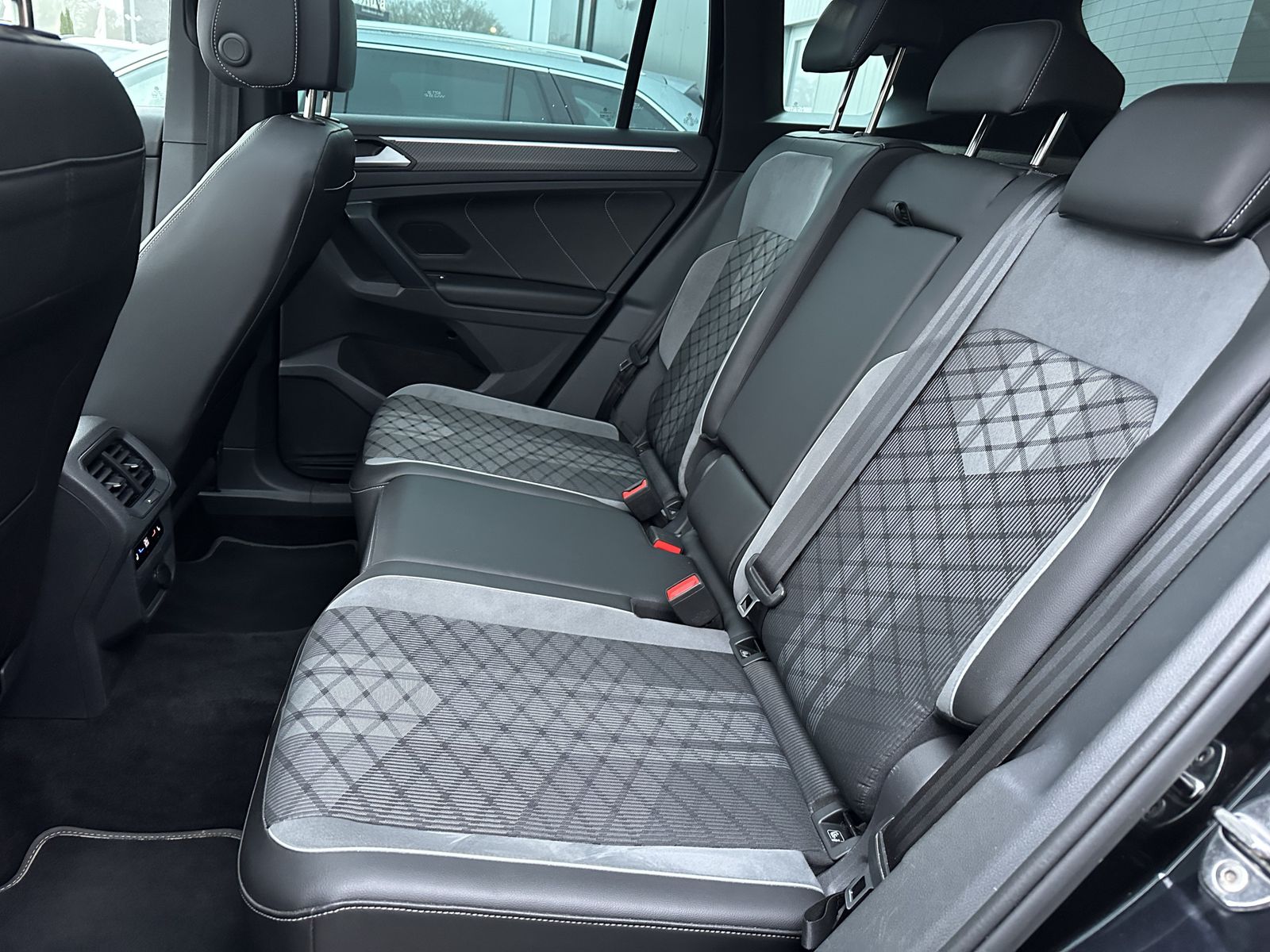 Fahrzeugabbildung Volkswagen Tiguan 2.0 TDI R-Line NAV+LED+AHK+PANO+KAMERA+PP