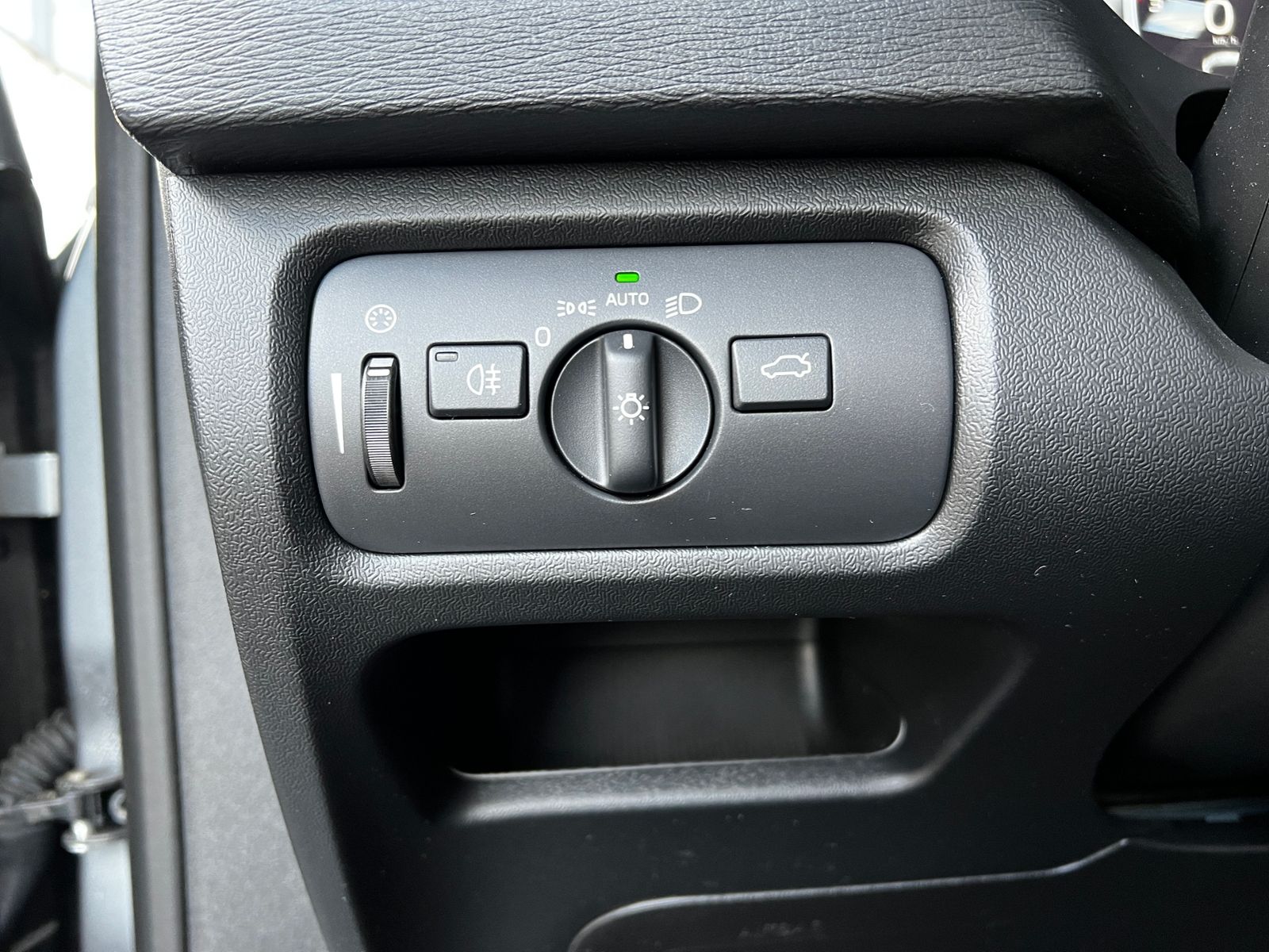 Fahrzeugabbildung Volvo V40 T3 R-Design RFK LED NAVI