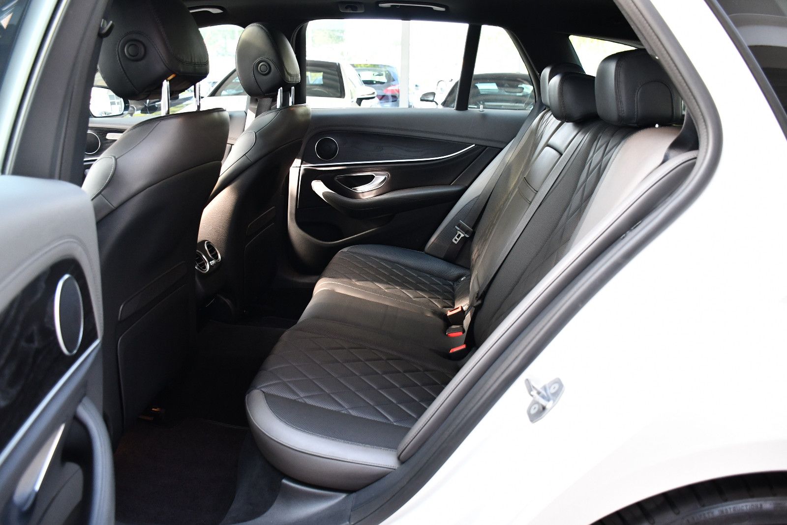 Mercedes-Benz E220d Designo AMG-Line Distronic 360° Ahk 1.Hand foto 16