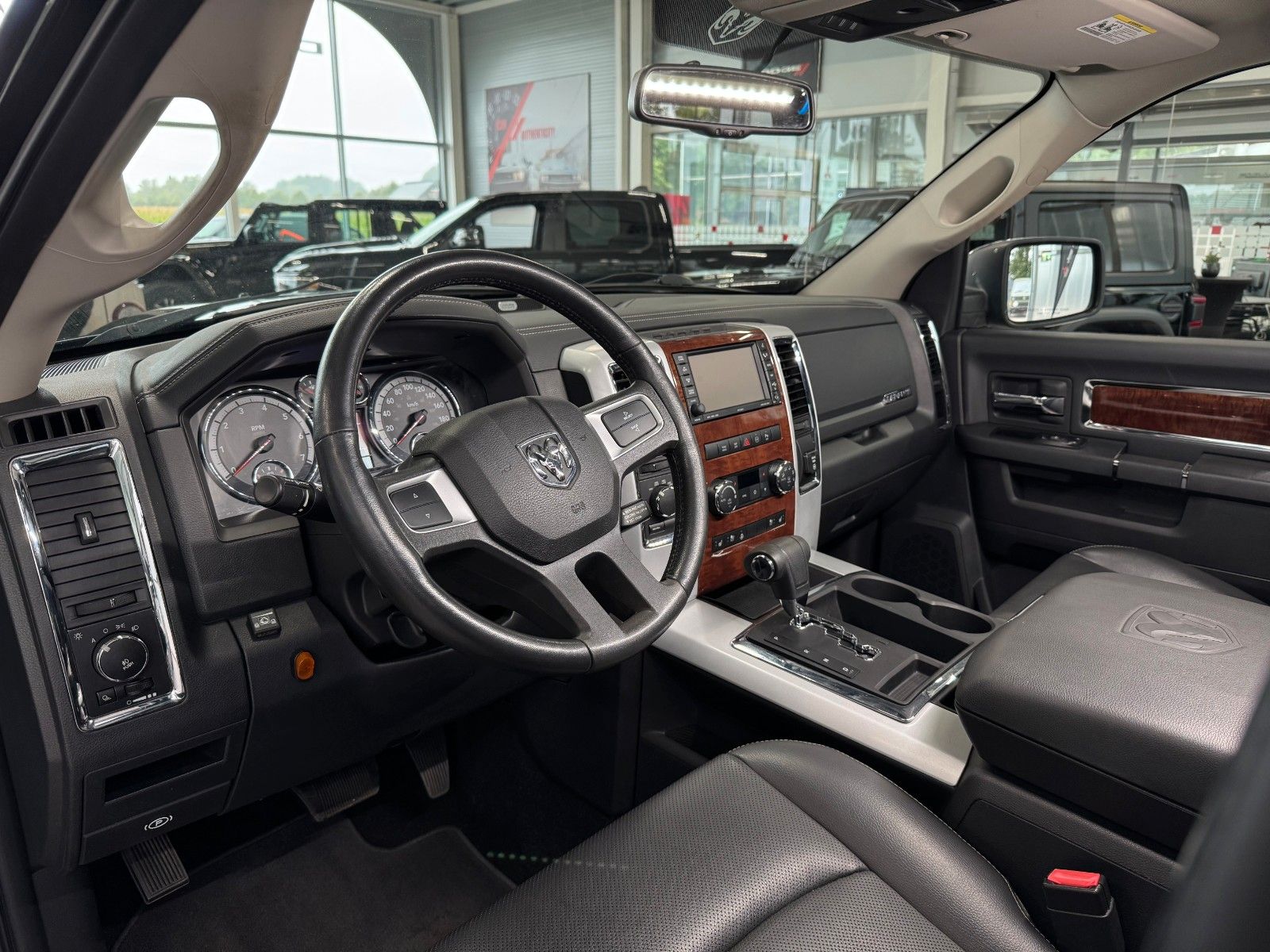 Fahrzeugabbildung Dodge RAM 5,7 Laramie Crew Cab LPG DVD RAM BOX 1.Hand