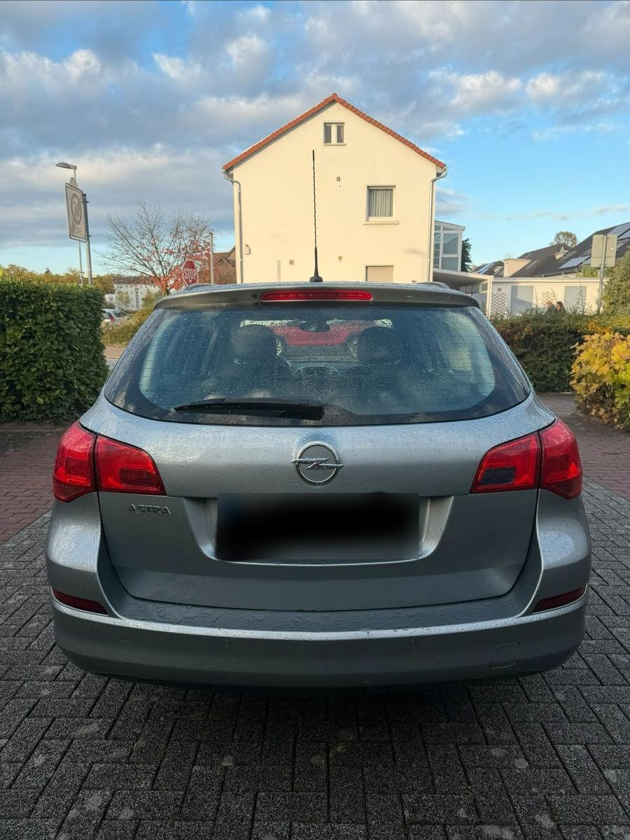 Opel Astra 2010 — photo 8