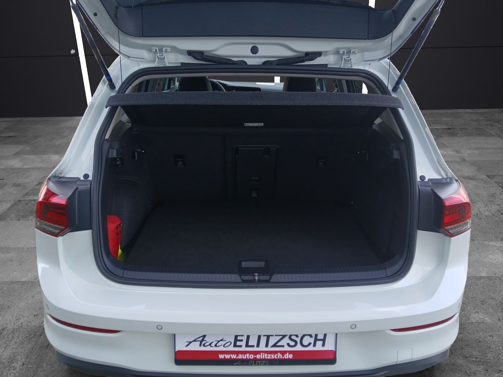 Fahrzeugabbildung Volkswagen Golf VIII eTSI Life DSG LED AHK Navi Pano AID AC