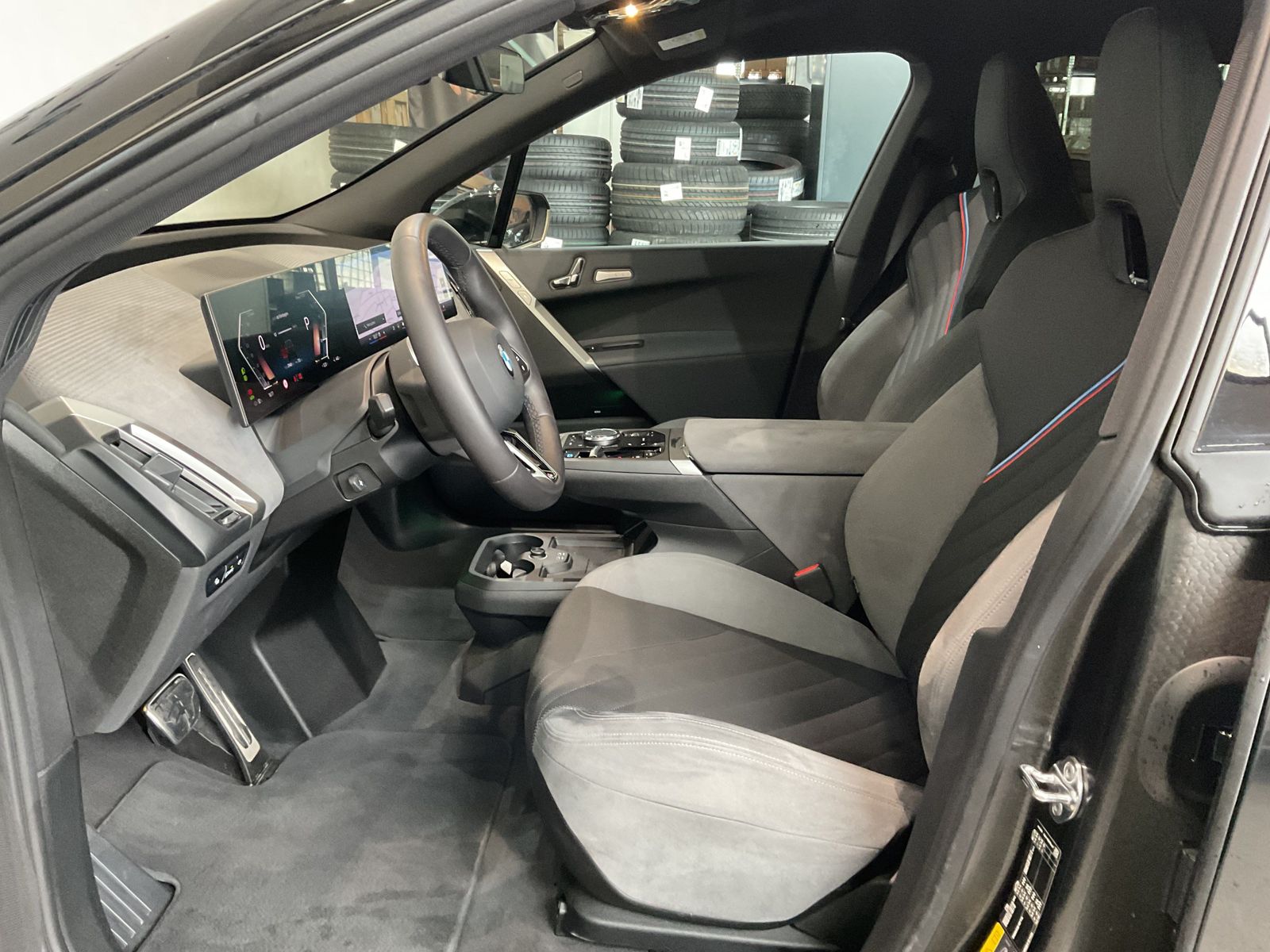 Fahrzeugabbildung BMW iX xDrive60 |Sitzbelüftung |Sky Lounge |M Sportp