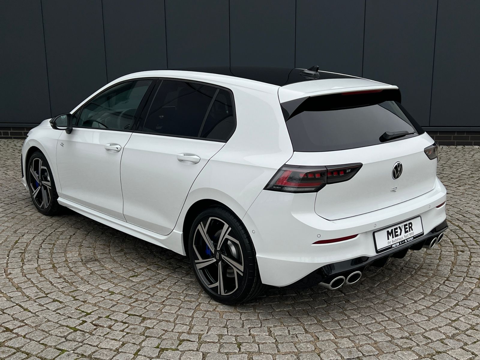 Fahrzeugabbildung Volkswagen Golf VIII R 2.0 TSI DSG 4MOTION *IQ.Light, Black