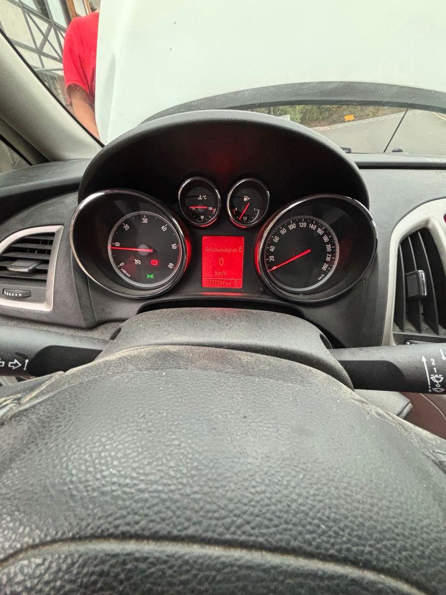 Opel Astra 2013 — interior