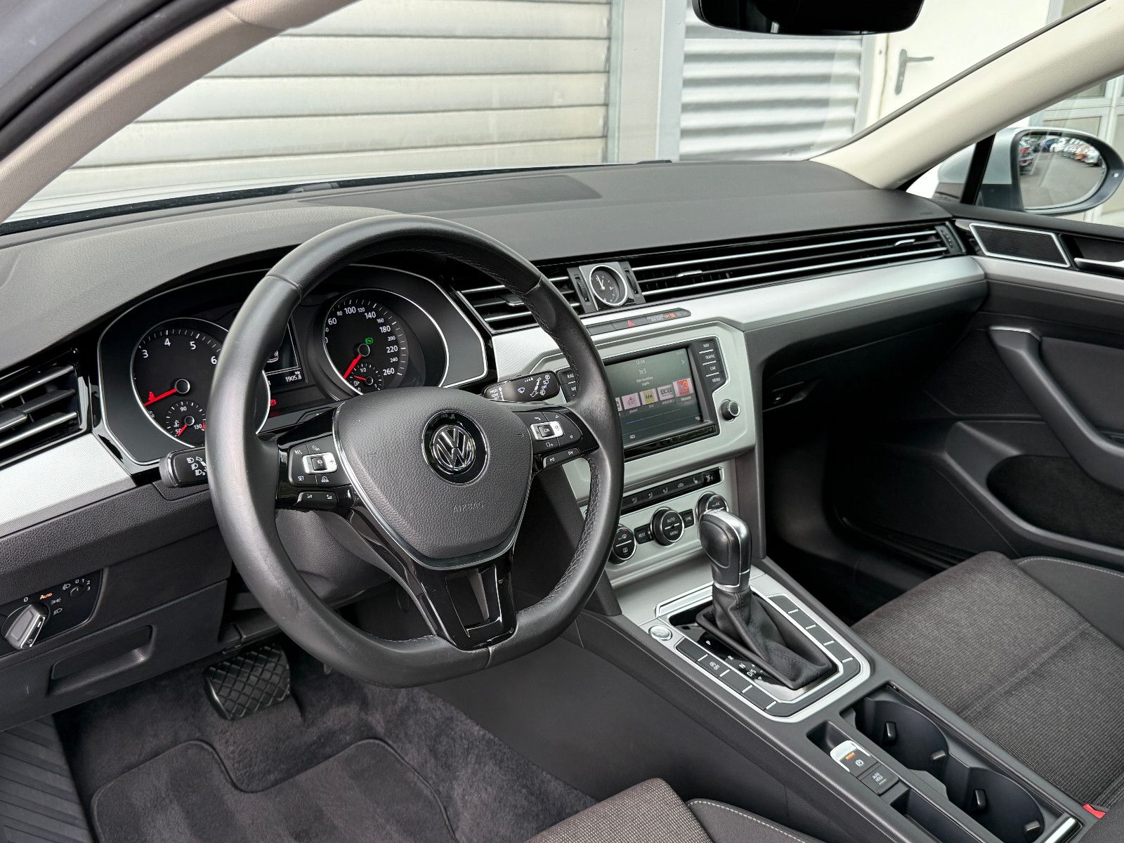 Fahrzeugabbildung Volkswagen Passat Comfortline DSG ACC Navi PDC SHZ Massage