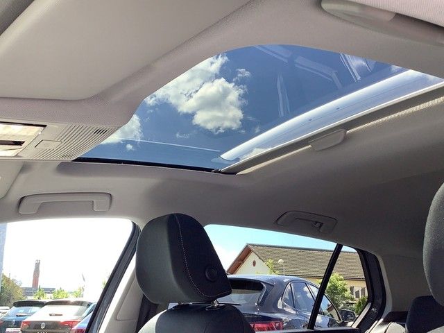 Fahrzeugabbildung Volkswagen Golf VIII TSI Life Pano AHK ACC
