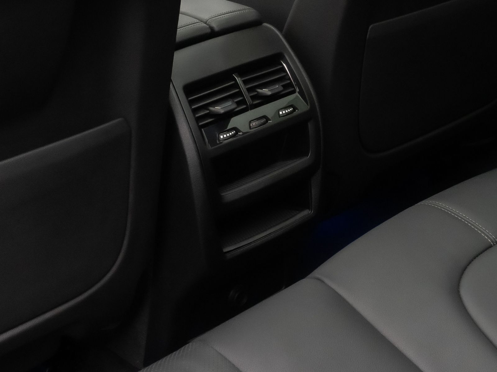 Fahrzeugabbildung BMW X5 xD30d M Sport Kamera DAB HiFi HUD Panorama