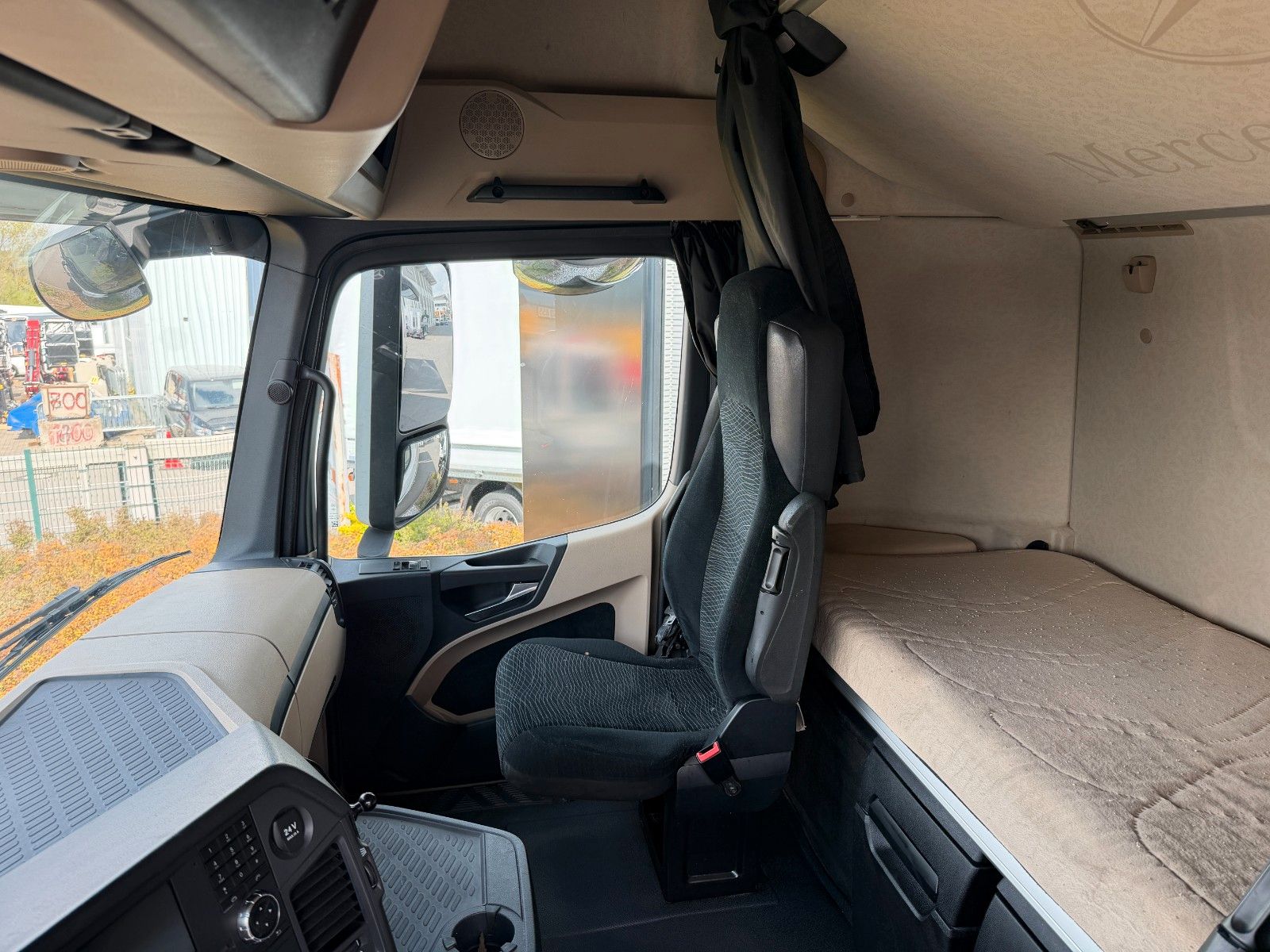Fahrzeugabbildung Mercedes-Benz Actros 2542 L 6x2 Standklima Retarder