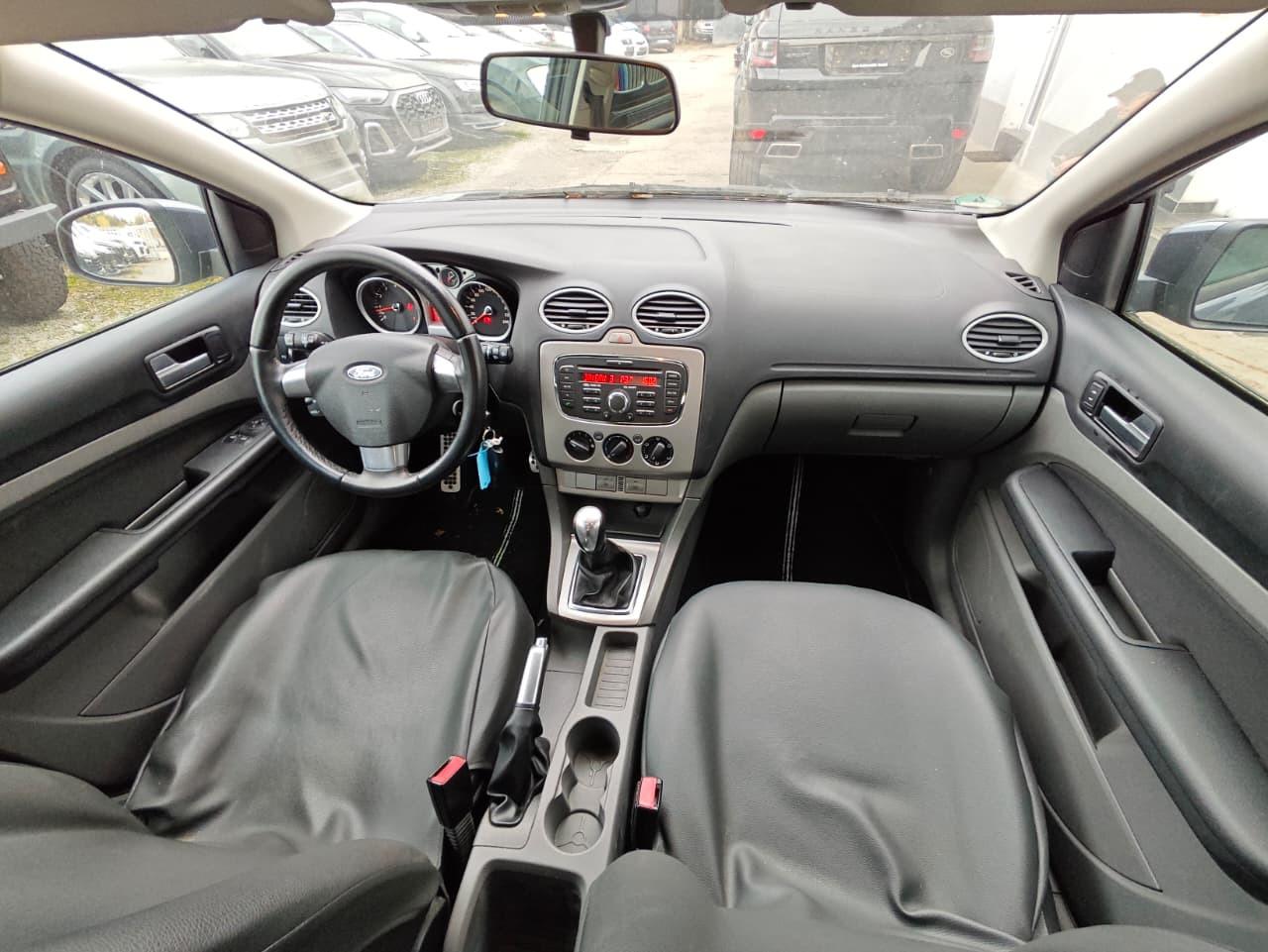 Ford Focus 2011 — photo 16