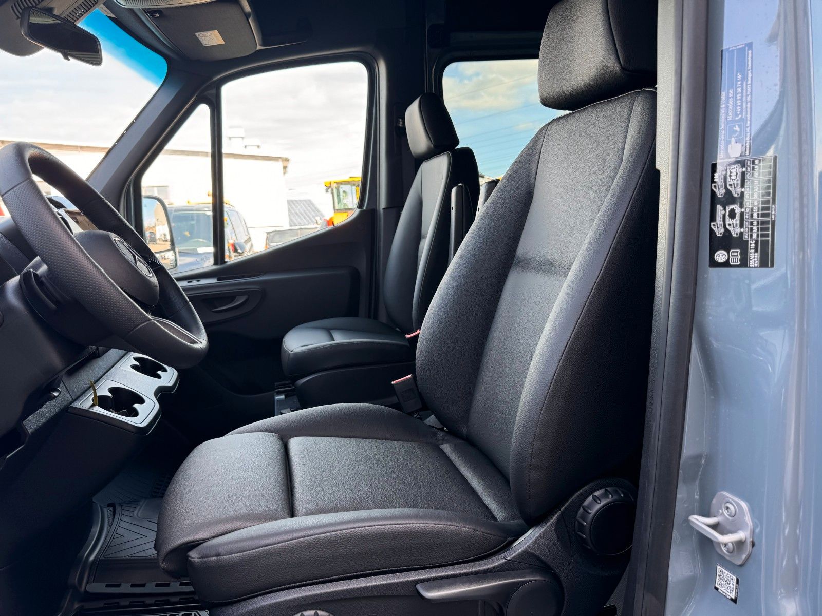 Fahrzeugabbildung Mercedes-Benz Sprinter 317 CDI DoKa/Mixto 9G Klima Kamera AHK