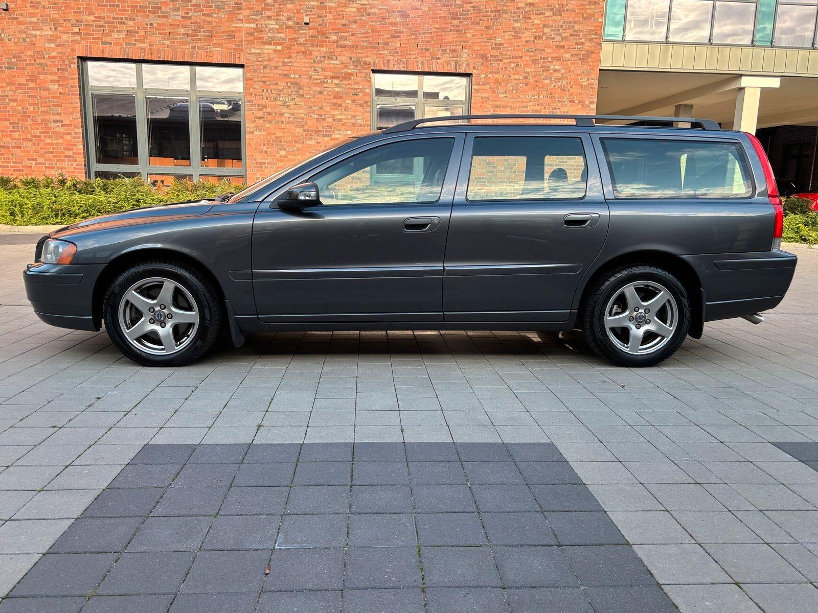 Volvo V70 2007 — rear view
