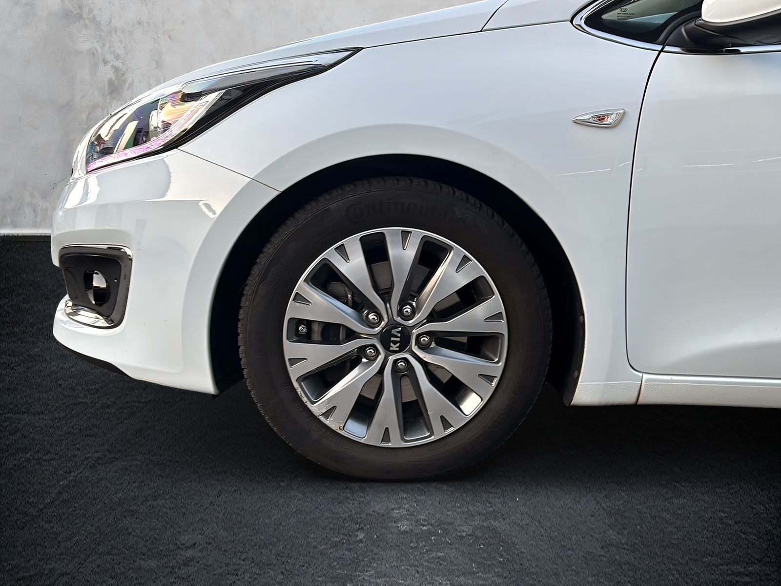 Fahrzeugabbildung Kia cee´d NAVI SITZHEIZ 2 x KLIMAAUT .TEMP. RF KAM