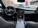 Alfa Romeo Giulia Veloce Q4 | Pano | Technologie-Paket - Autos mit Automatikschaltung