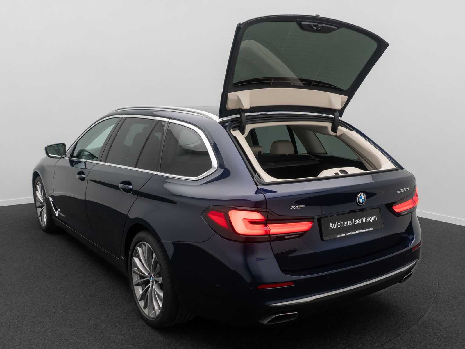 Fahrzeugabbildung BMW 530d xD Luxury Line ACC H/K AHK Panorama HUD 19"