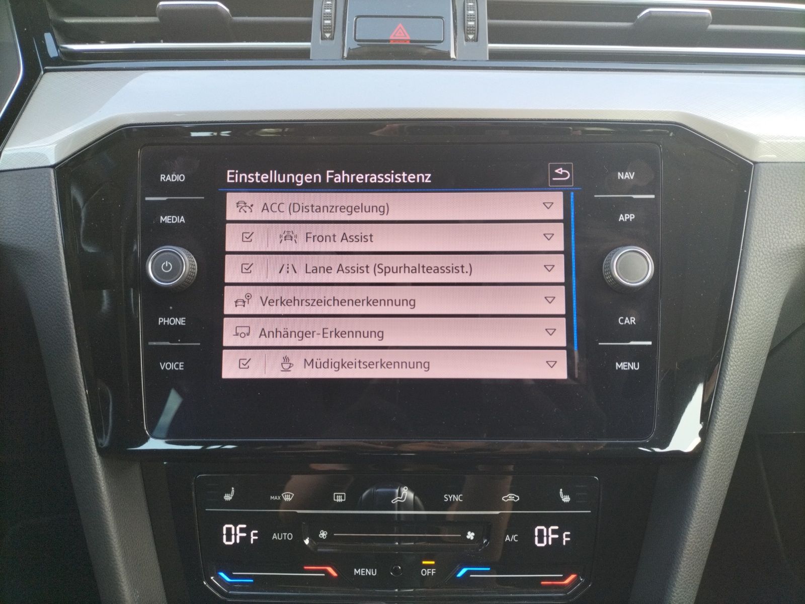 Fahrzeugabbildung Volkswagen Passat Variant GTE LED AHK NAVI AID ACC RFK SH L