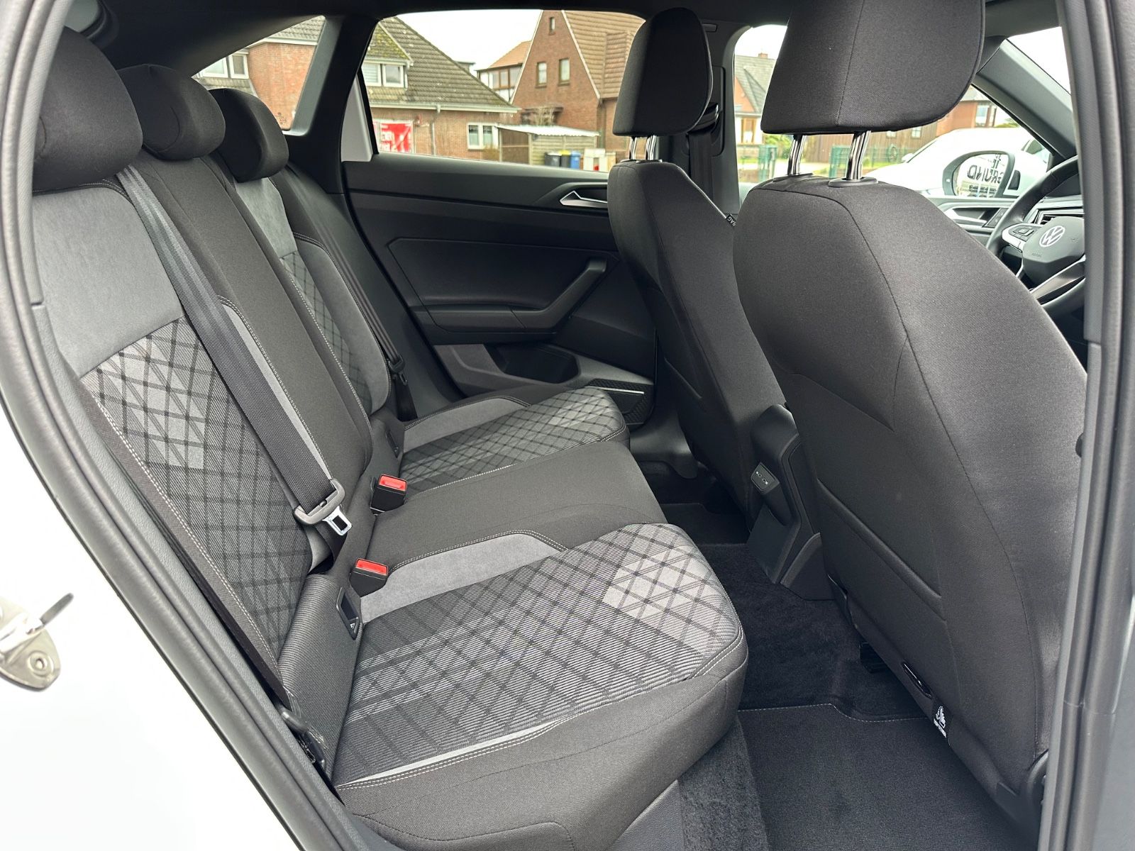Fahrzeugabbildung Volkswagen Taigo 1.0 TSI R-Line DSG AHK/ACC/LED/17"