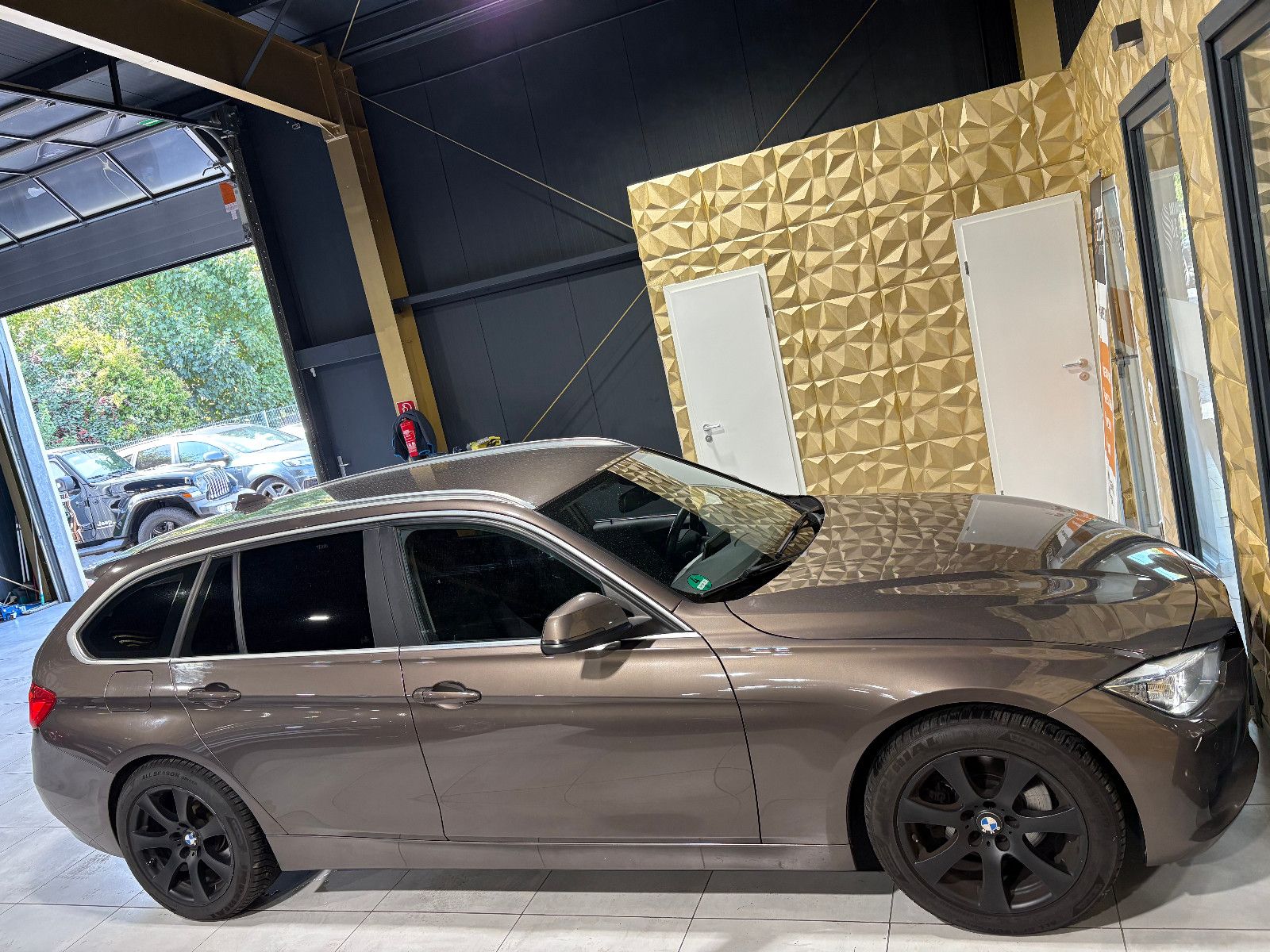 Fahrzeugabbildung BMW 325 Baureihe 3 Touring 325 d/NAVI/PDC/SHZ/KLIMA/