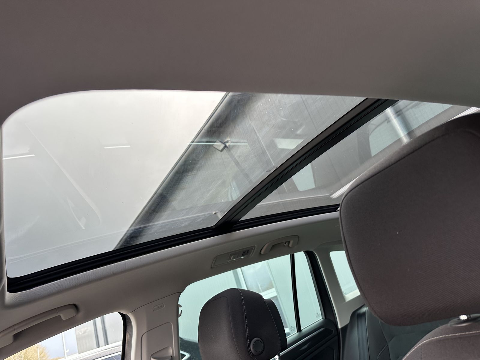 Fahrzeugabbildung Volkswagen Tiguan 2.0 TSI 4M R-Line NAV+LED+AHK+KAM+PANO+AC
