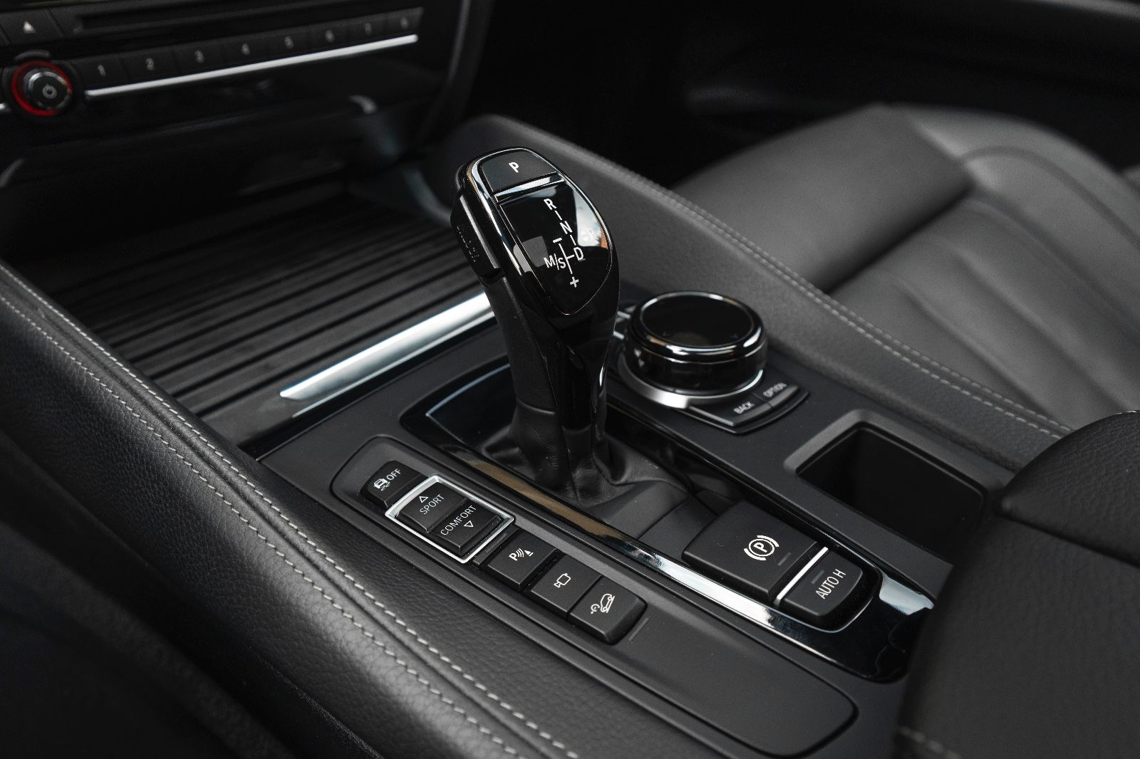 Fahrzeugabbildung BMW X6 xDrive50i M-SPORTPAKET ACC HUD LED 360° H&K