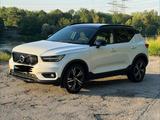 Volvo XC40 D4 AWD R Design Geartronic R Design PANO - Volvo XC40 von privat