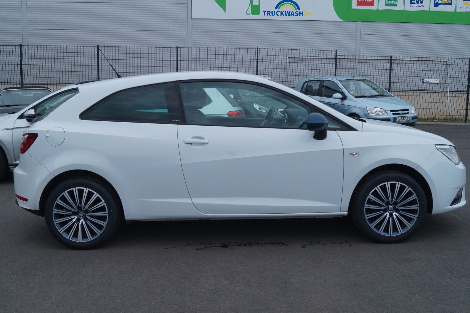 Fahrzeugabbildung SEAT Ibiza SC Connect *TÜV, Inspektion + Garantie