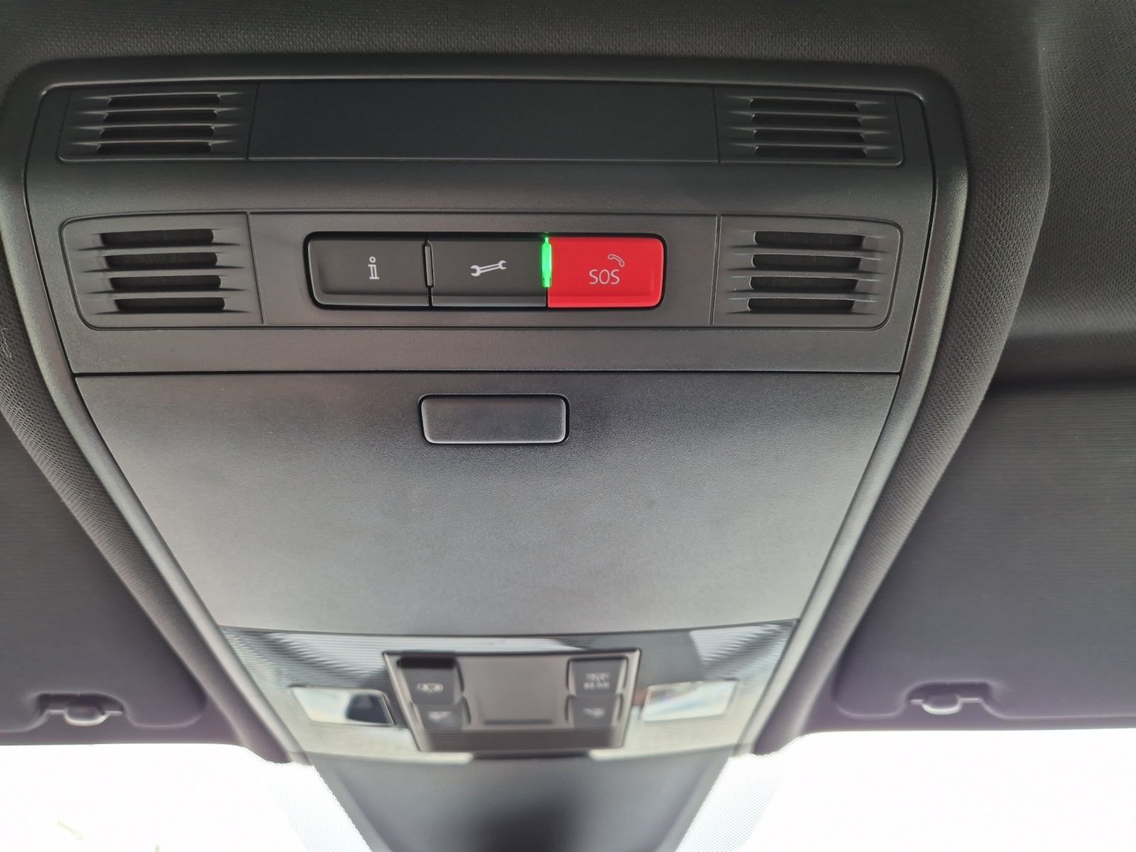 Fahrzeugabbildung Volkswagen Tiguan TSI R-Line 4M DSG Matrix AHK Navi ACC RFK