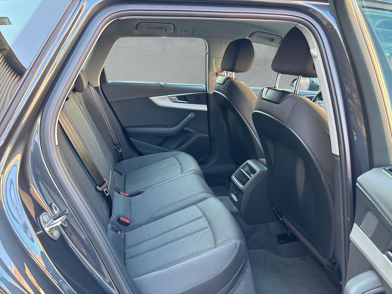 Fahrzeugabbildung Audi A4 Avant 35 TDI SHZ LED AudiConnect