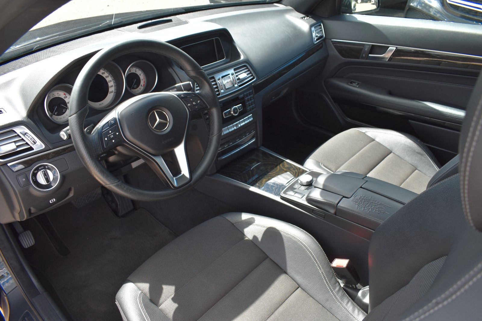 Fahrzeugabbildung Mercedes-Benz E 200 Coupe  ILS /Panorama/SHZ/Navi/19 Zoll