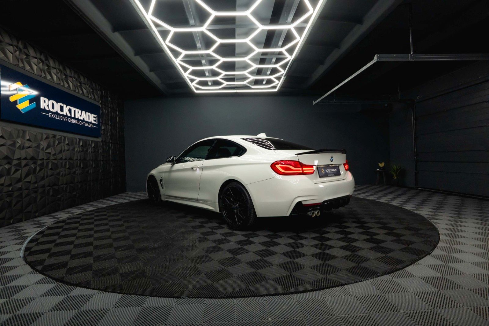Fahrzeugabbildung BMW 420i M Sport Coupe Shadow Line Performance LCI