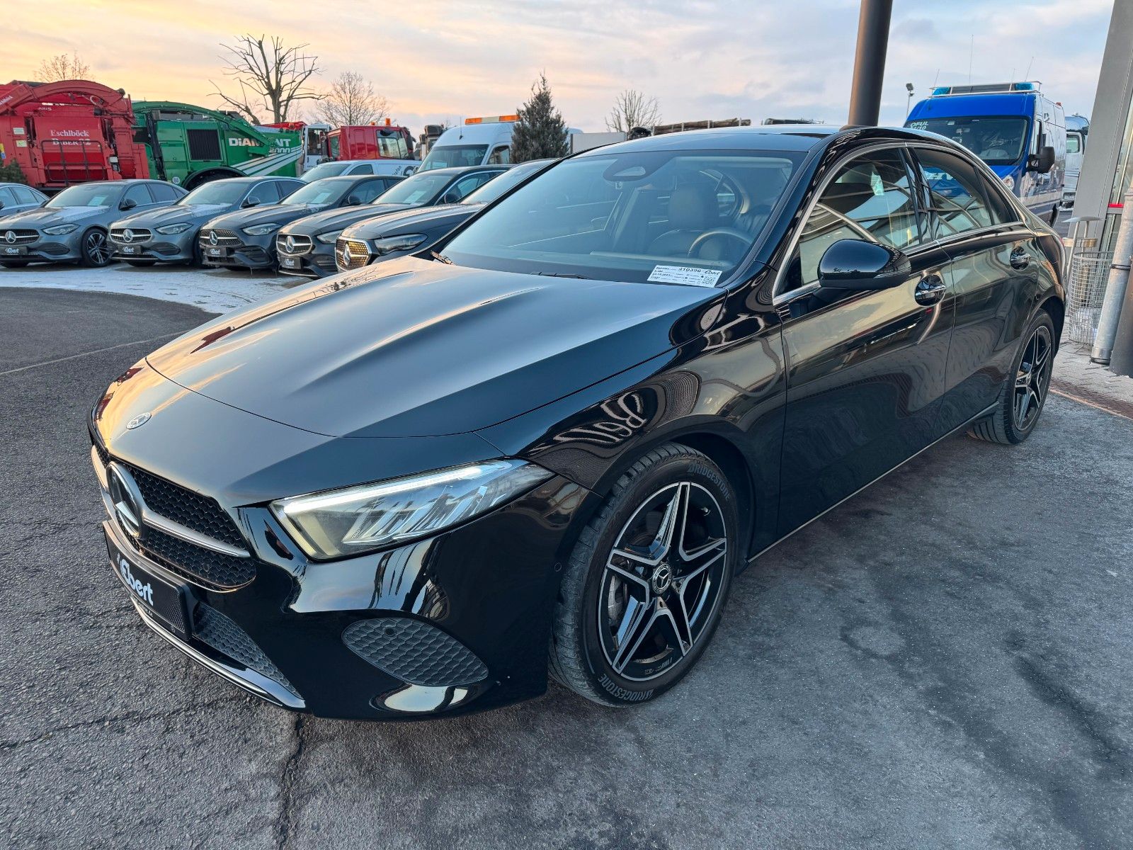 Fahrzeugabbildung Mercedes-Benz A 180 Pano+Ambiente+MBUX+Keyless+Leder+AMG18`