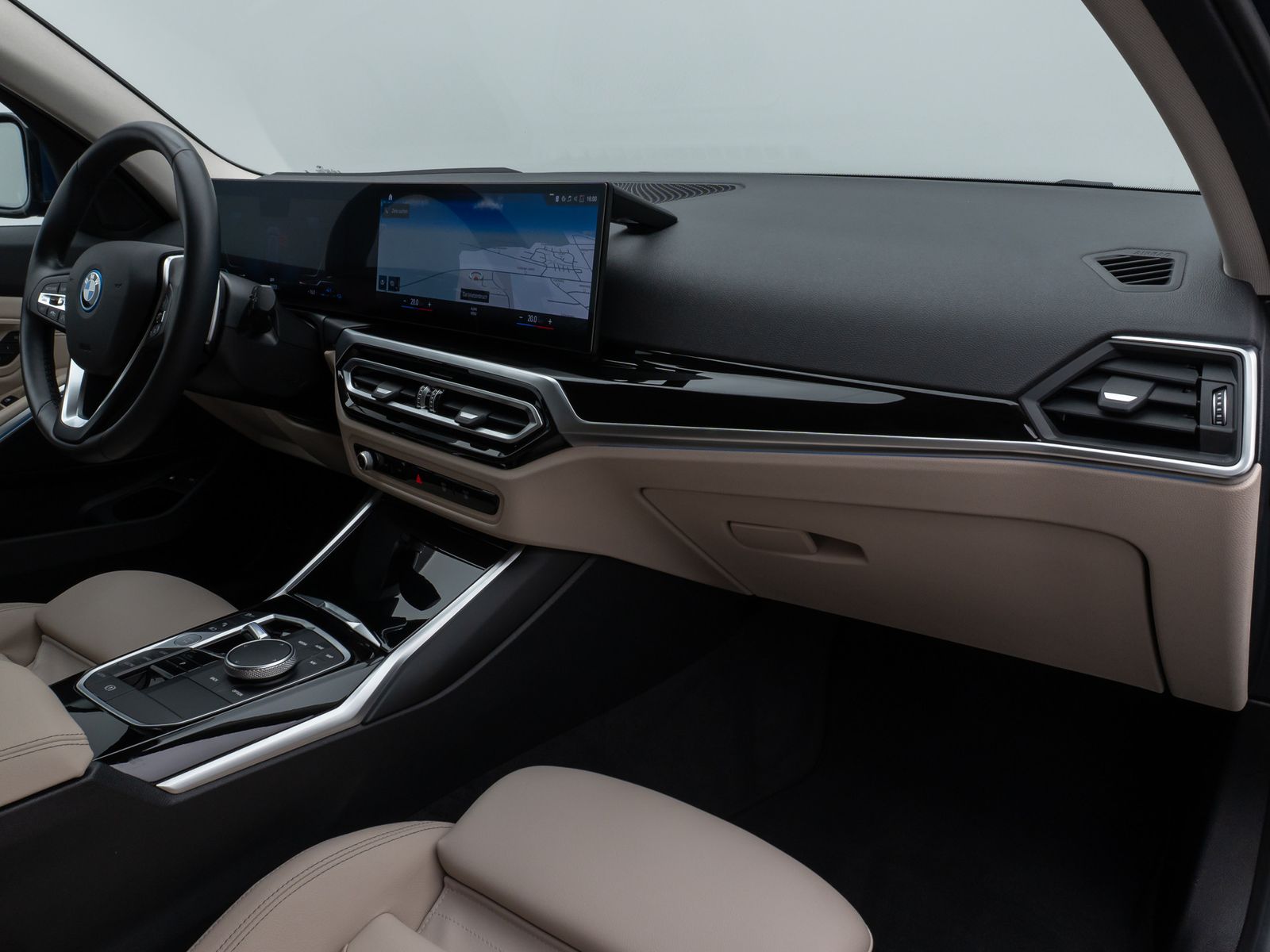 Fahrzeugabbildung BMW 330e xD Kamera HUD DAB HiFi Stop&Go AHK Sport