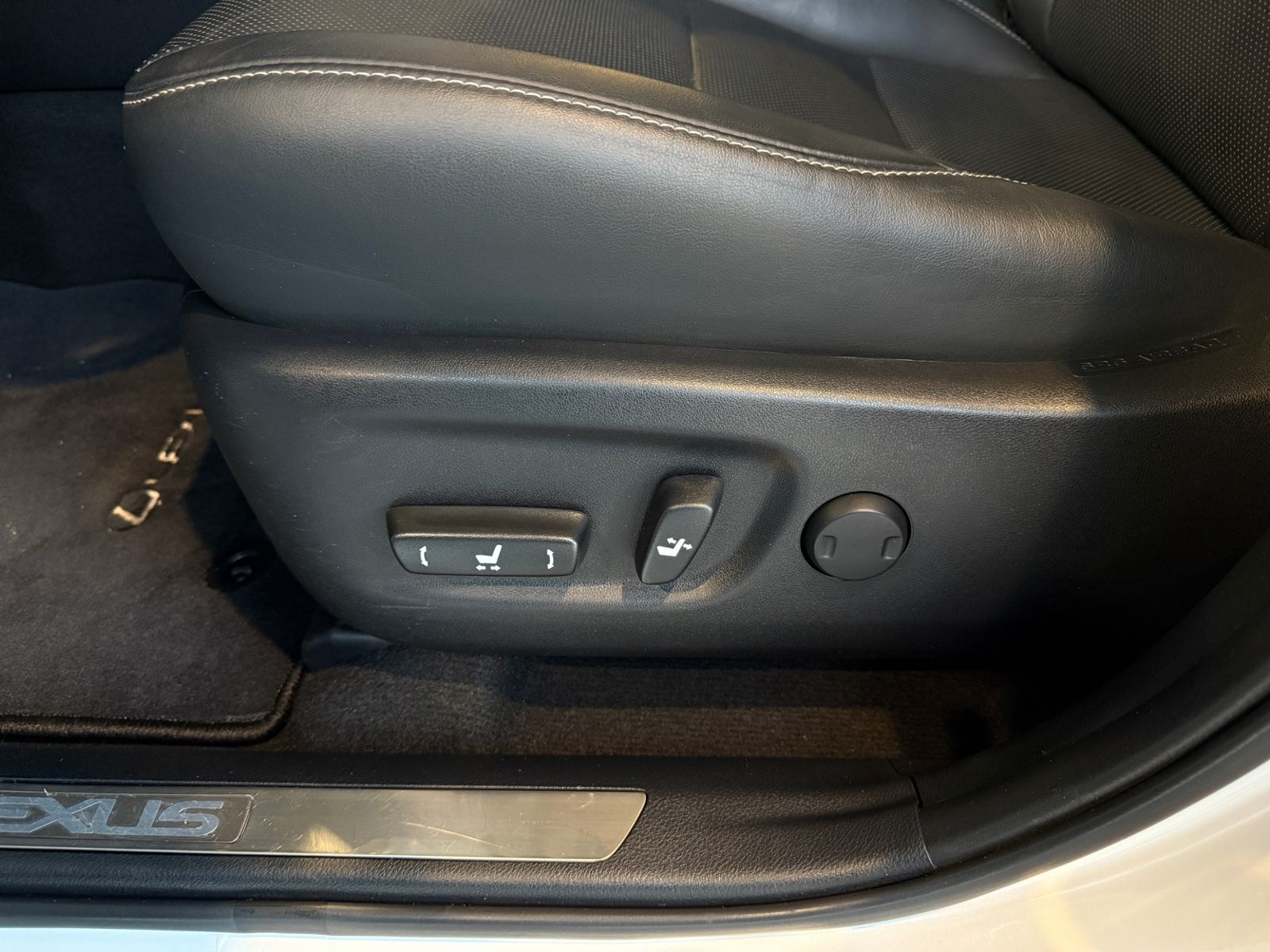 Fahrzeugabbildung Lexus NX 300h E-Four Luxury Line HUD 360° LED NAV