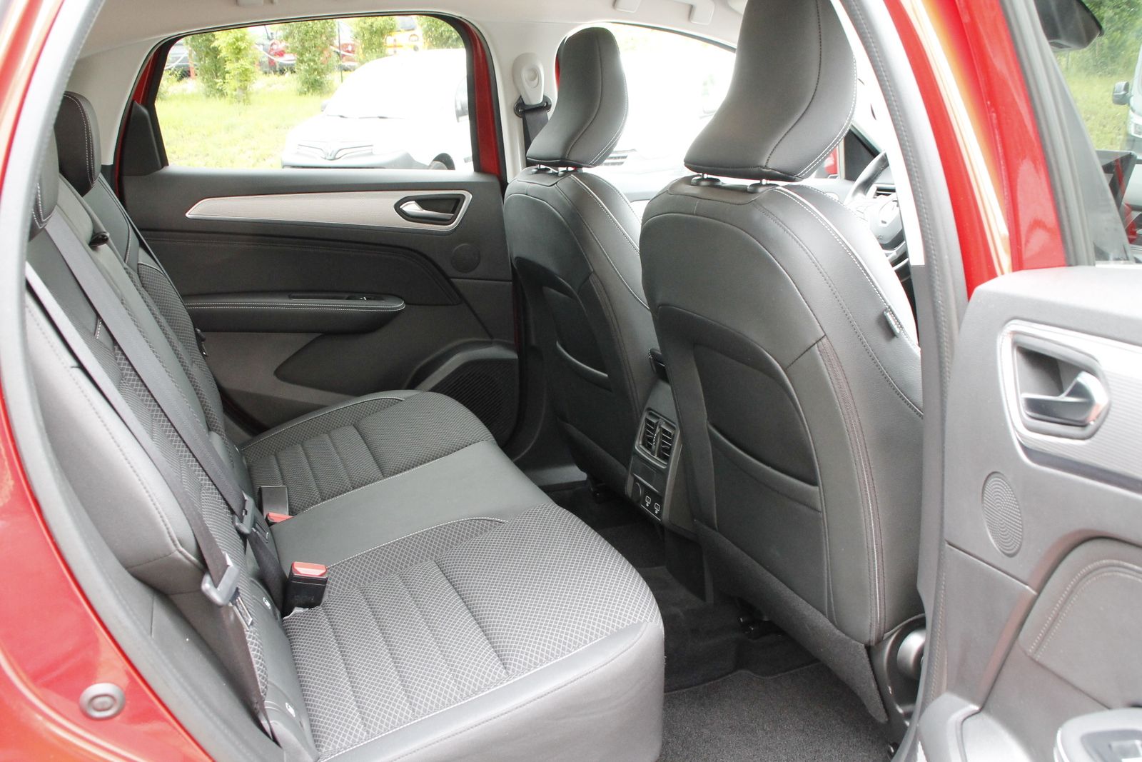 Fahrzeugabbildung Renault Arkana INTENS TCe 140 EDC