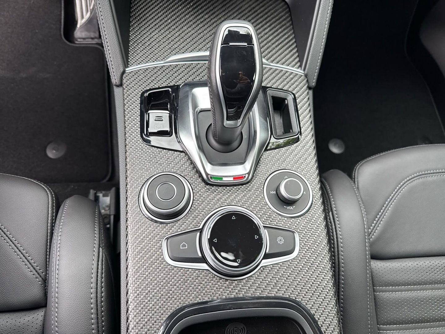 Fahrzeugabbildung Alfa Romeo Stelvio 2.9 V6 Bi-turbo Quadrifoglio+LED+PANO+21